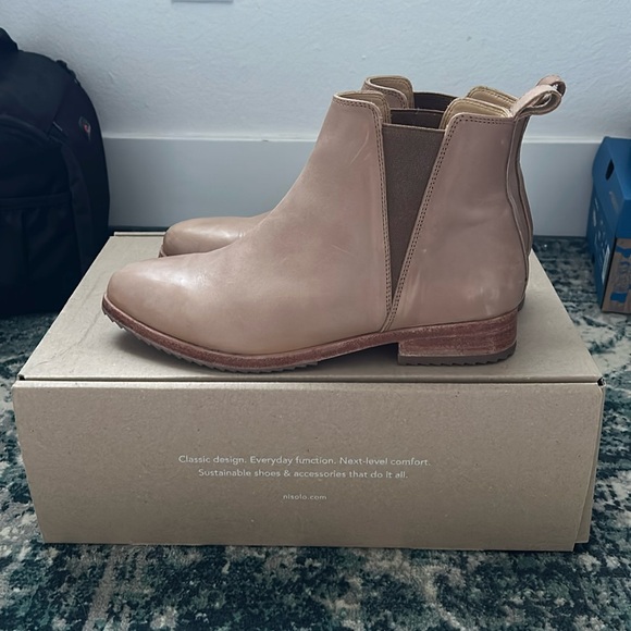 Nisolo Shoes - Nisolo everyday Chelsea boot in almond
